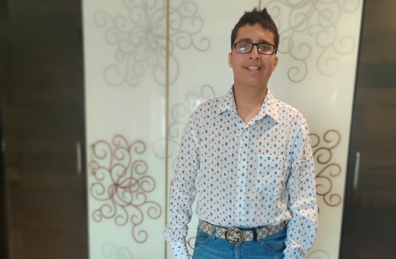 young man in white shirt and blue jeans